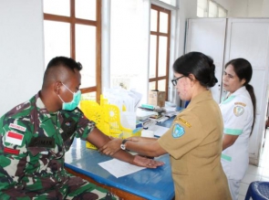 Novi Pande Kekurangan Darah, TNI Donorkan Darah Untuk Masyarakat Perbatasan