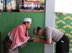 KH. Juhri, Terima Kasih Kabid Humas, Telah Silaturahmi ke Ponpes Al - Marus Curuq Serkot