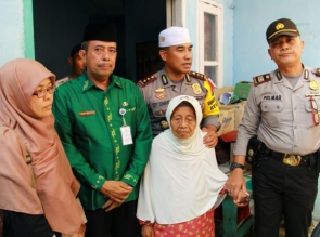 Rasa Haru Nenek Nismarni, Disambangi Tim Jumat Barokah 