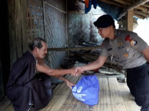 Satuan brimob Polda Banten Salurkan Zakat Personil kepada warga 