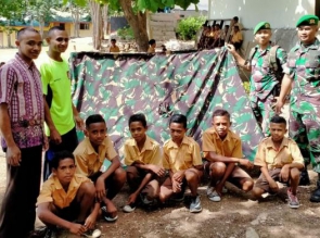 Tingkatkan Keterampilan, Satgas Yonif 132/BS, Ajarkan Murid SMP Letenaek Pramuka, Mendirikan Tenda