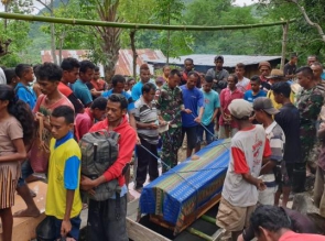 TNI Bantu Prosesi Pemakaman Masyarakat Perbatasan