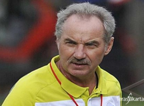 La Nyalla Kembalikan Riedl Jadi Pelatih Timnas