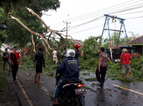 Polisi Bantu Rumah Warga yang Rusak, Akibat Puting Beliau di Lebak.