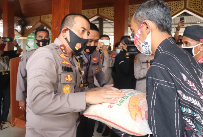 Kapolda Banten Salurkan 1 Ton Beras ke Kampung Tangguh Nusantara di Pasar Kemis