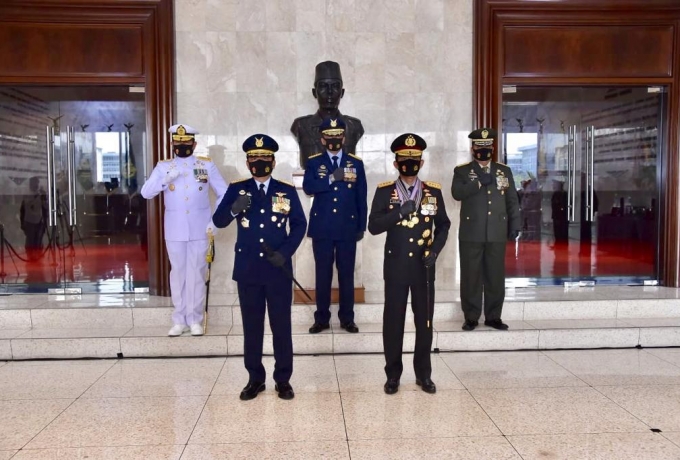 Panglima TNI Anugerahkan 3 Bintang Utama kepada Kapolri