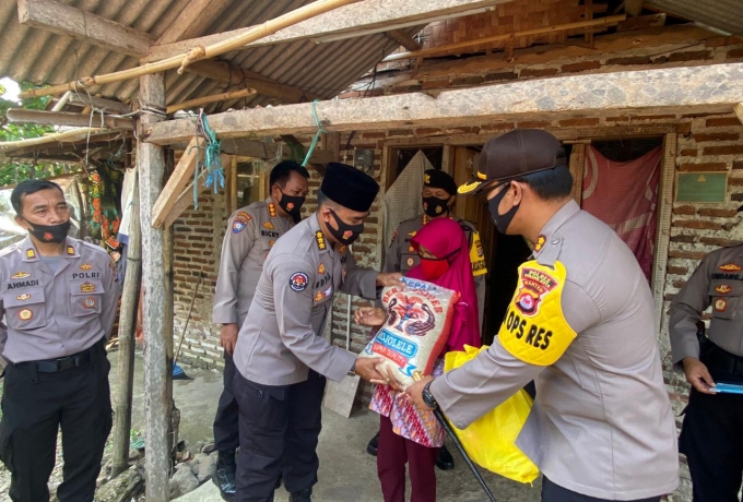 Peduli Warga Terdampak Covid, Kapolda Banten Bagikan Sembako di Jumat Barokah