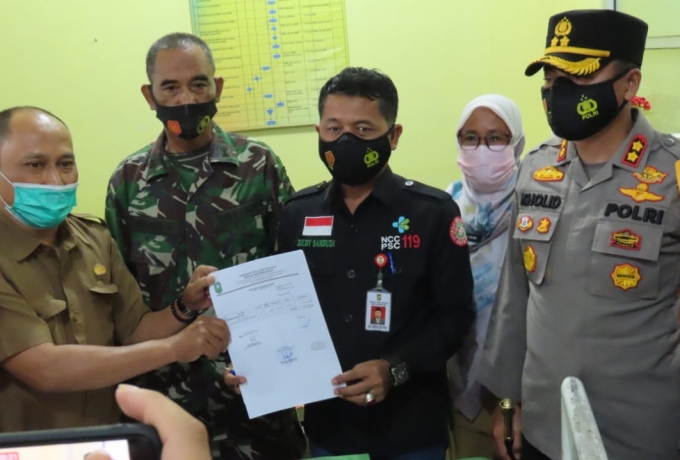 Wakili Dandim 0313/Kpr Pasipers Saksikan Penerimaan 2400 Vaksin Covid 19 Kepada Dinkes Kampar