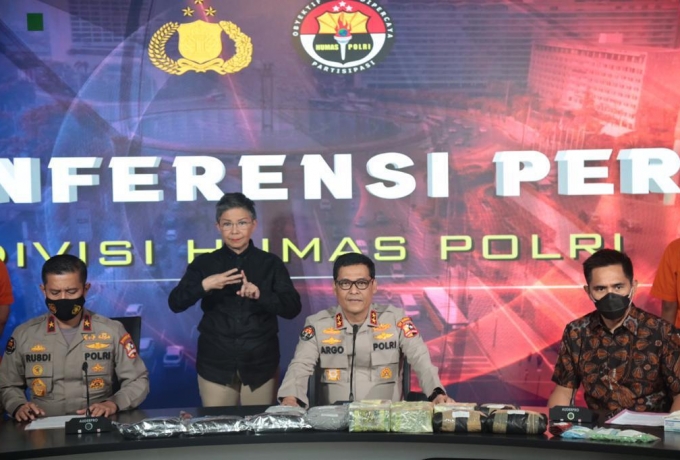 Mabes Polri Hadirkan Juru Bicara Isyarat, Saat Gelar Konferensi Pers Ungkap Kasus Narkoba