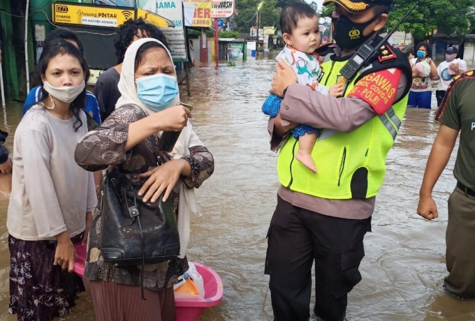 Personel TNI - Polri Dikerahkan Bantu Evakuasi Korban Banjir