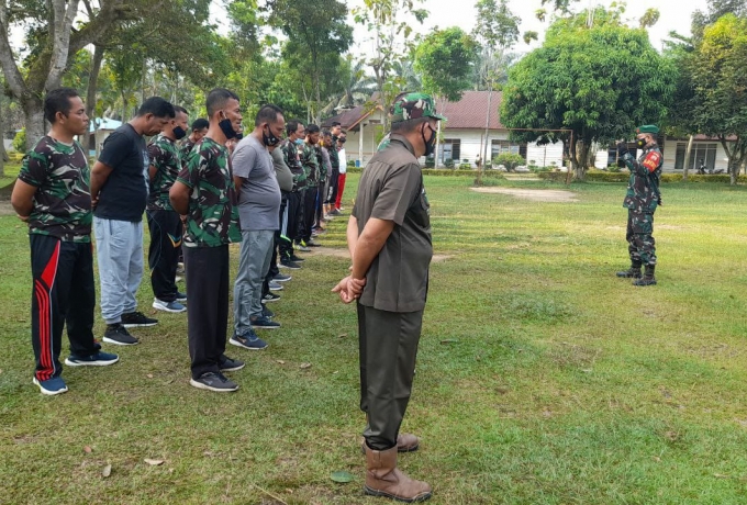 Tingkatkan Disiplin, Babinsa Koramil 16/Tapung Latih PBB Dan Senam Pagi kepada Security
