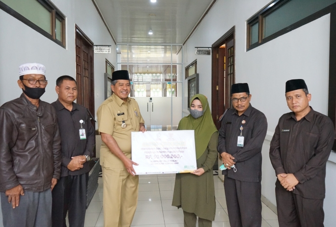 Bupati Alfedri Serahkan Biaya Perobatan Kepada Ammar Penderita Gagal Hati Warga Teluk Mesjid