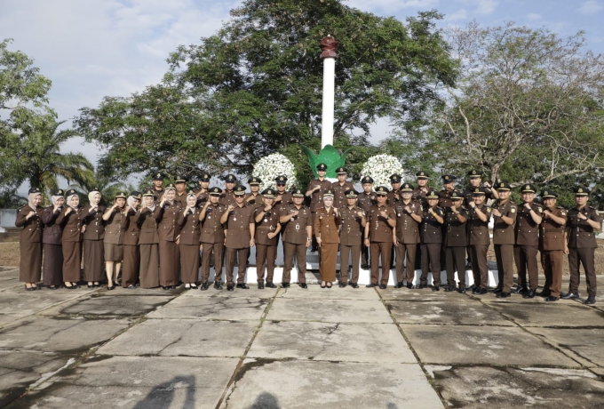 Kenang Jasa Para Pahlawan di HBA Ke 63 Kejari Bungo Gelar Upacara dan Tabur Bunga di Makam Pahlawan