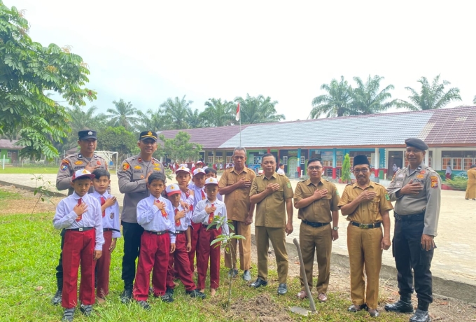 Kapolsek LBJ Jadi Irup Upacara di SDN, Ajak Siswa Cintai Lingkungan Lewat Green Policing to School