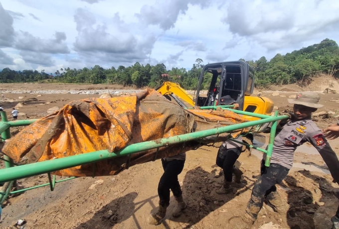 Respons Cepat Brimob Polda Riau : Dua Korban Banjir Ditemukan di Agam