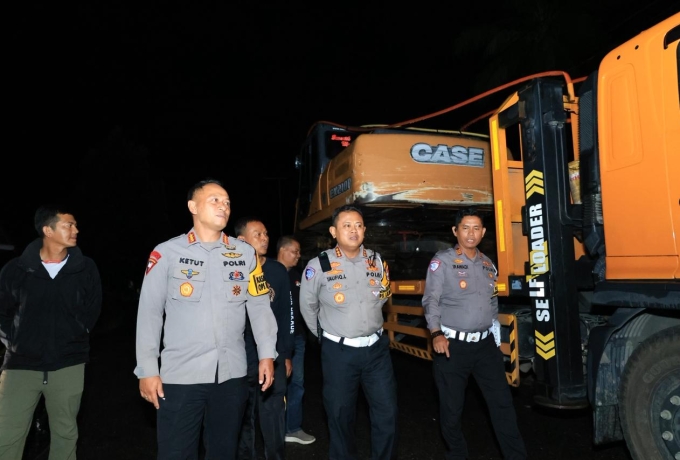 Percepat Rehabilitasi Banjir Palembayan, Polda Riau Kirim Bantuan 3 Alat Berat