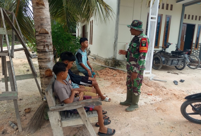 Babinsa Berikan Sosialisasi Edukasi Bahaya narkoba Kepada Warga dan Pemuda di Desa