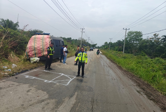 Mobil Tahanan Polsek Mandau Polres Bengkalis Terguling di Jalan Dumai Sei Pakning