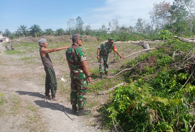 Babinsa Koramil 14/kpn Laksanakan Sosialisasi di Kebun Masyarakat Cegah Karhutla 