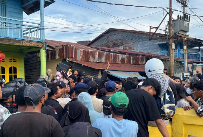 Memanas di Panipahan! Aksi Massa Nyaris Ricuh, Brimob Polda Riau Tampil Humanis Redam Situasi