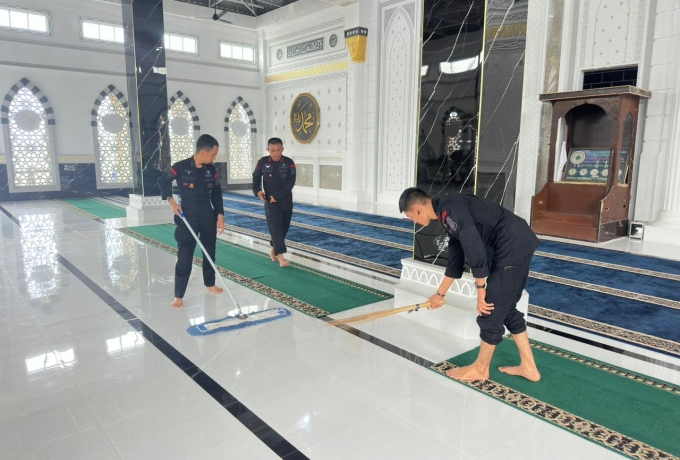 Brimob Polda Riau dan Polres Rohil Gotong Royong di Panipahan, Wujud Nyata Kepedulian Polri