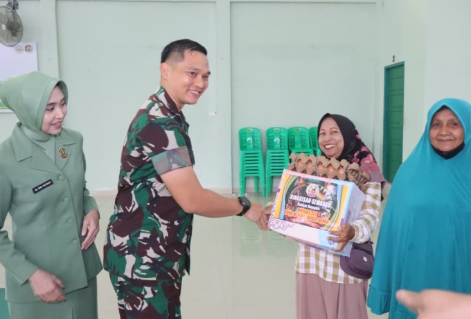 Kodim 0313/KPR Gelar Bakti Sosial dan Pembagian Sembako dalam Rangka HUT ke 67 Korem 031/WB