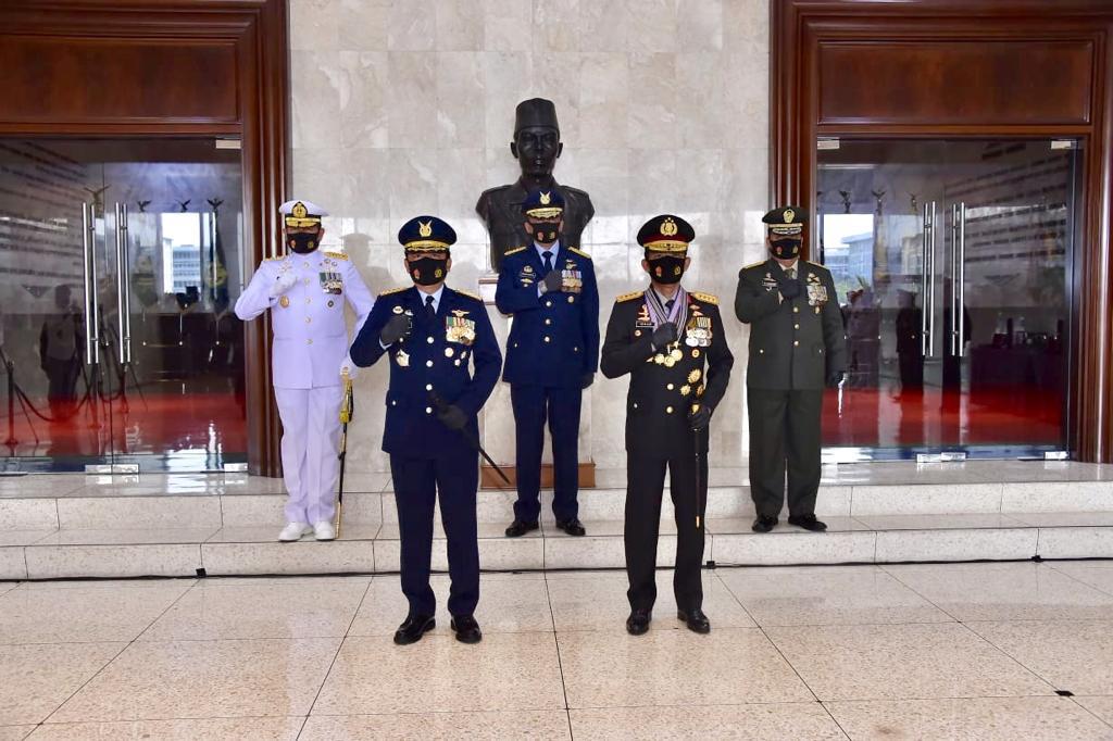 Panglima TNI Anugerahkan 3 Bintang Utama kepada Kapolri