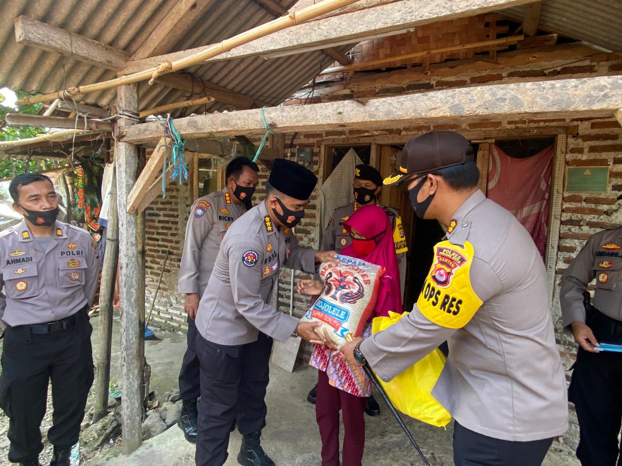 Peduli Warga Terdampak Covid, Kapolda Banten Bagikan Sembako di Jumat Barokah
