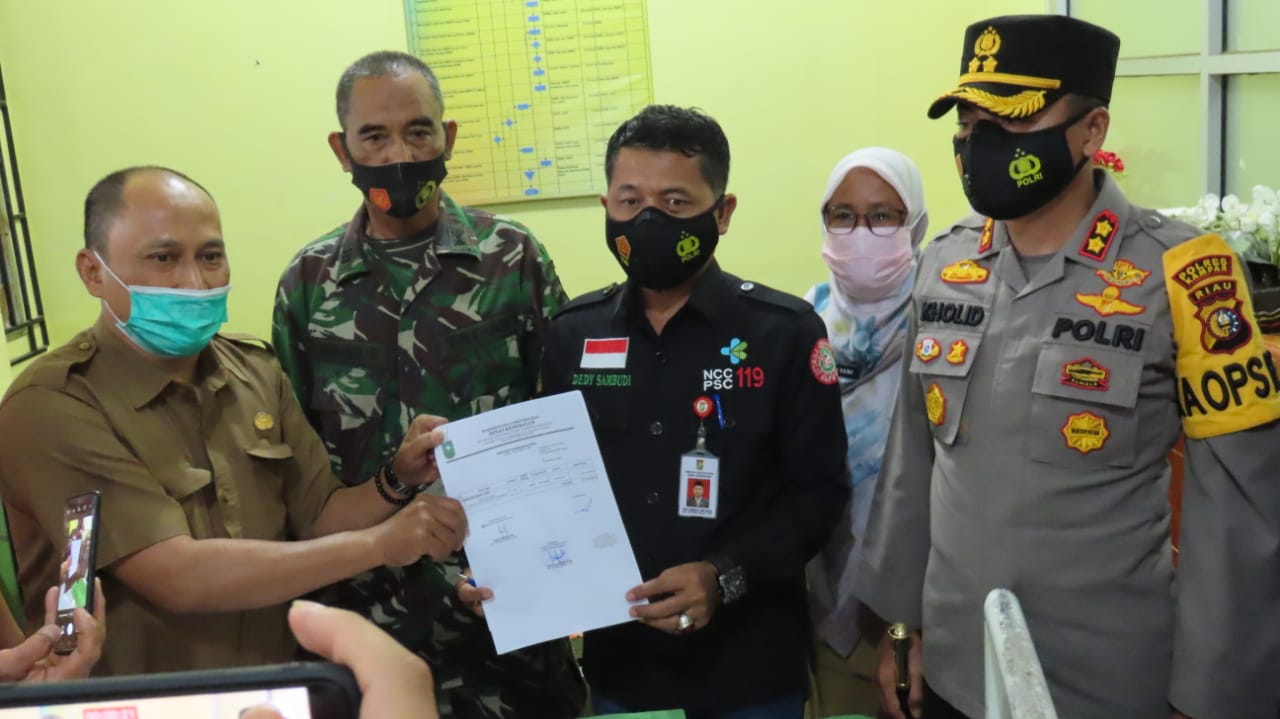 Wakili Dandim 0313/Kpr Pasipers Saksikan Penerimaan 2400 Vaksin Covid 19 Kepada Dinkes Kampar