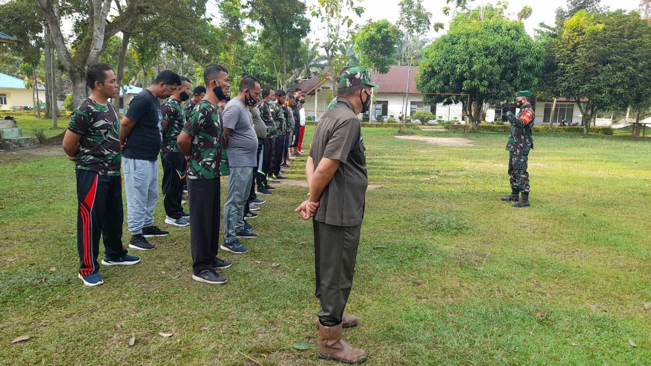 Tingkatkan Disiplin, Babinsa Koramil 16/Tapung Latih PBB Dan Senam Pagi kepada Security