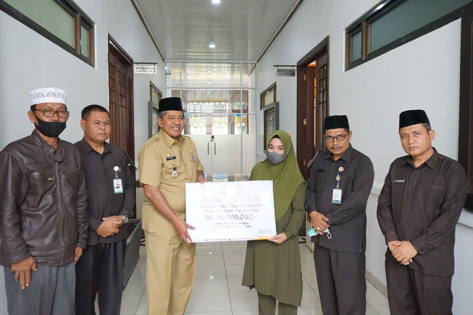 Bupati Alfedri Serahkan Biaya Perobatan Kepada Ammar Penderita Gagal Hati Warga Teluk Mesjid