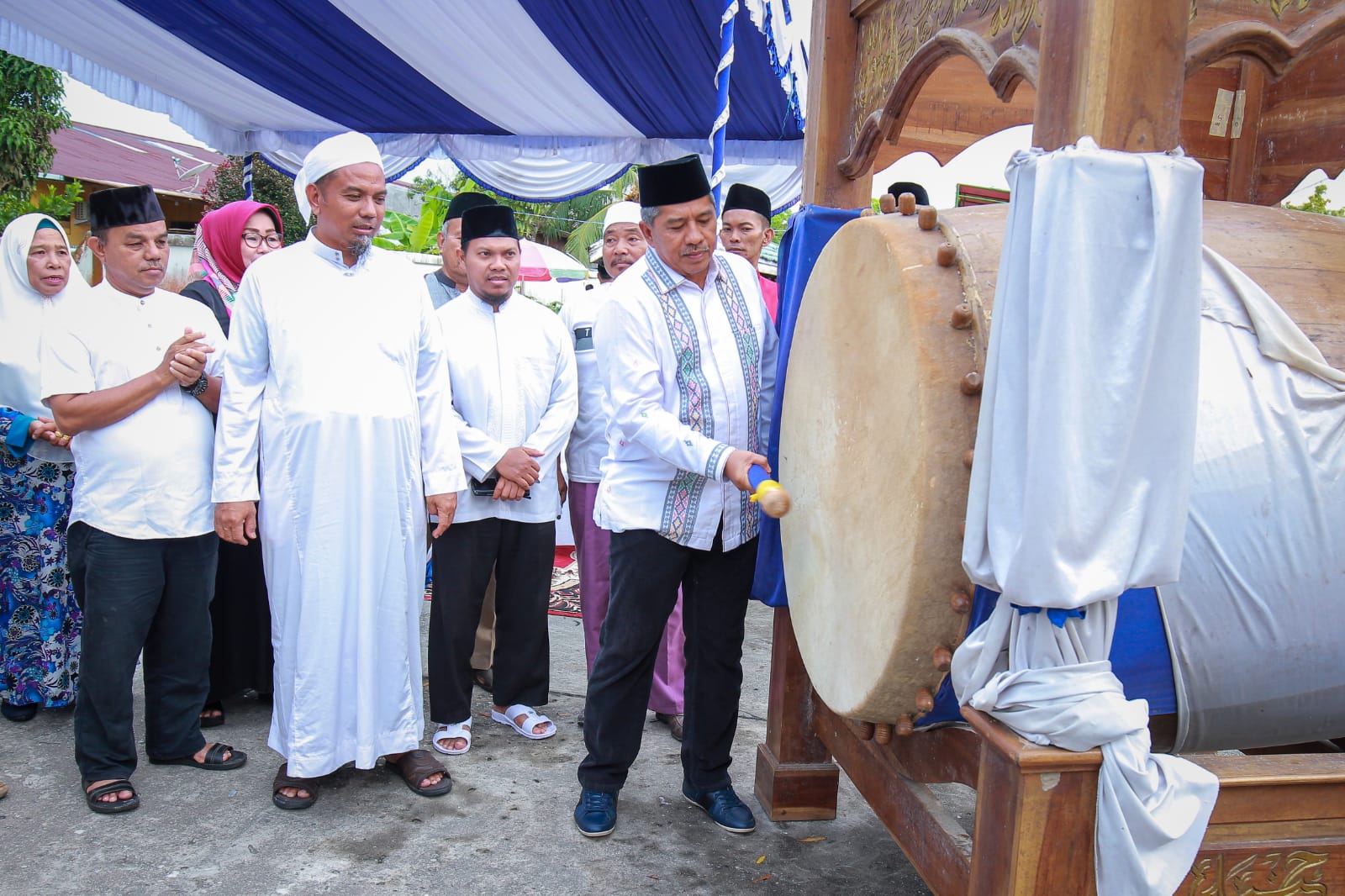 Bupati Alfedri Buka Pasar Beduk dan Tinjau Langsung Pedagang UMKM di Samping Masjid Al-Fatah 