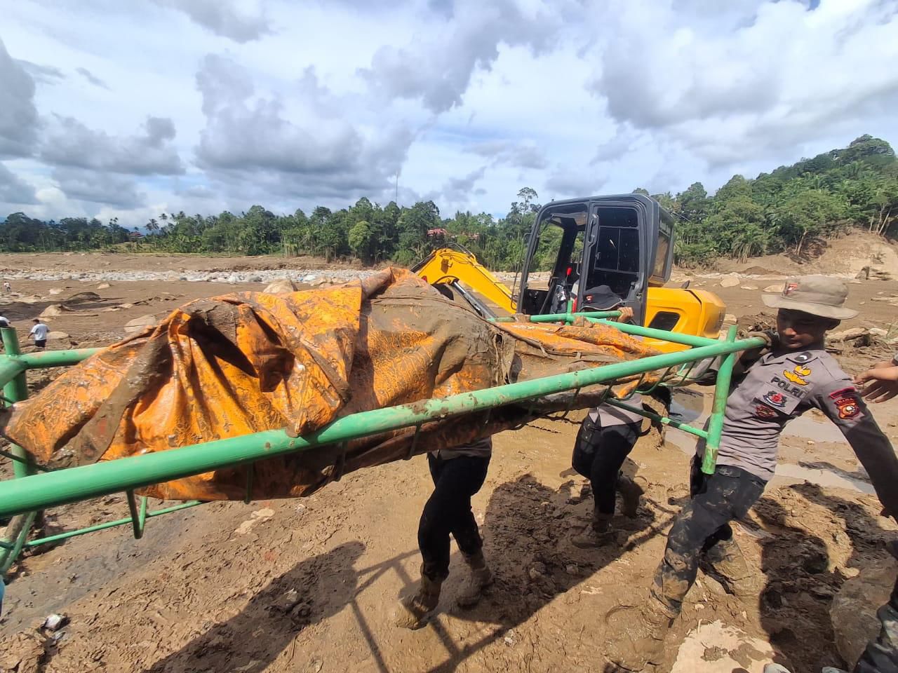 Respons Cepat Brimob Polda Riau : Dua Korban Banjir Ditemukan di Agam