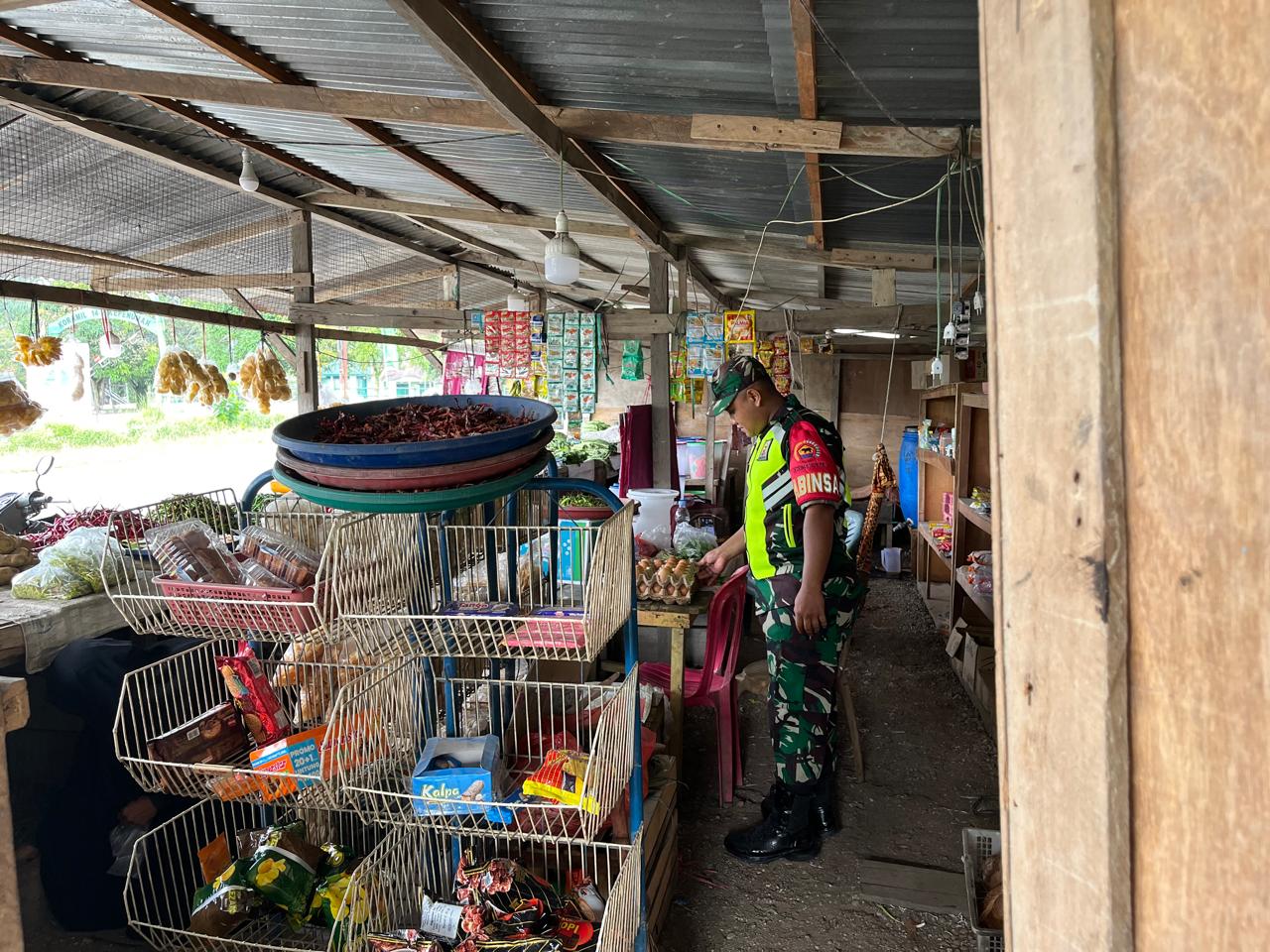 Ke Pasar Tradisional Babinsa Cek Harga Sembako Yang ada Di Warung Di Desa Binaan 