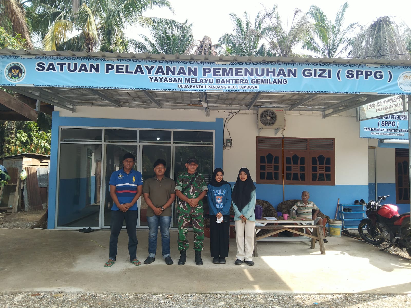 Peltu Zuhri Babinsa Koramil 11/Tambusai Dampingi Penyaluran Makan Bergisi Gratis