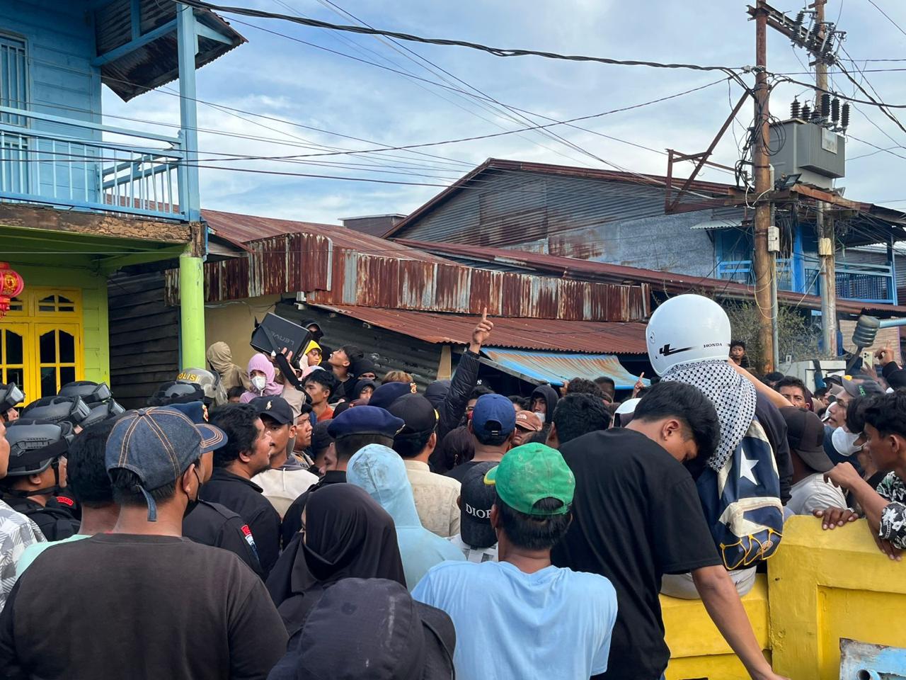 Memanas di Panipahan! Aksi Massa Nyaris Ricuh, Brimob Polda Riau Tampil Humanis Redam Situasi