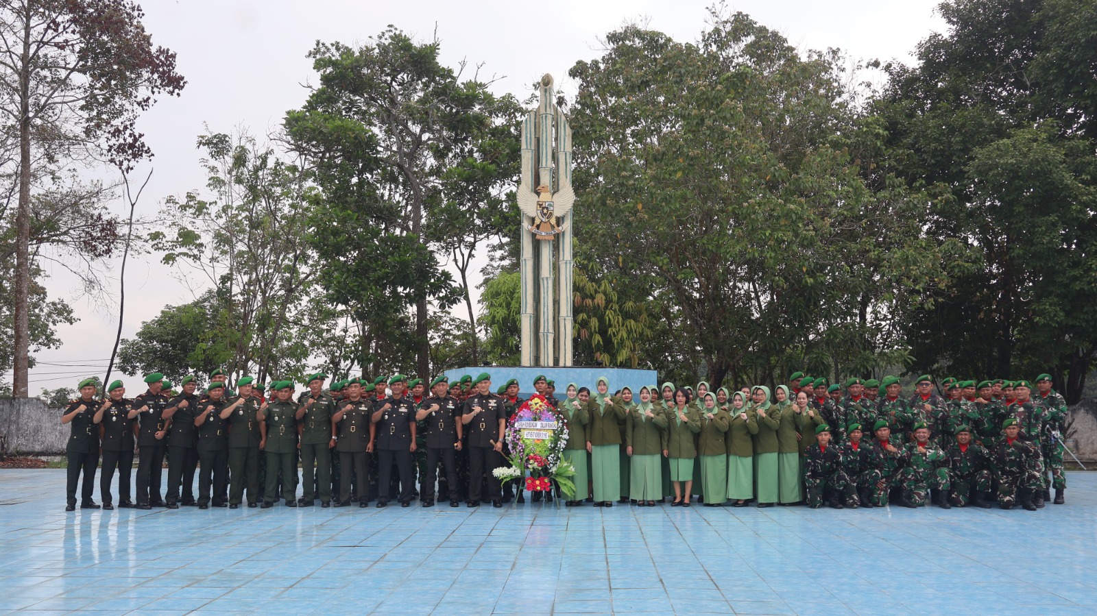 HUT Ke-67 Korem 031/Wira Bima: Dandim 0313/KPR Pimpin Ziarah Rombongan di TMP Kusuma Eka Bakti