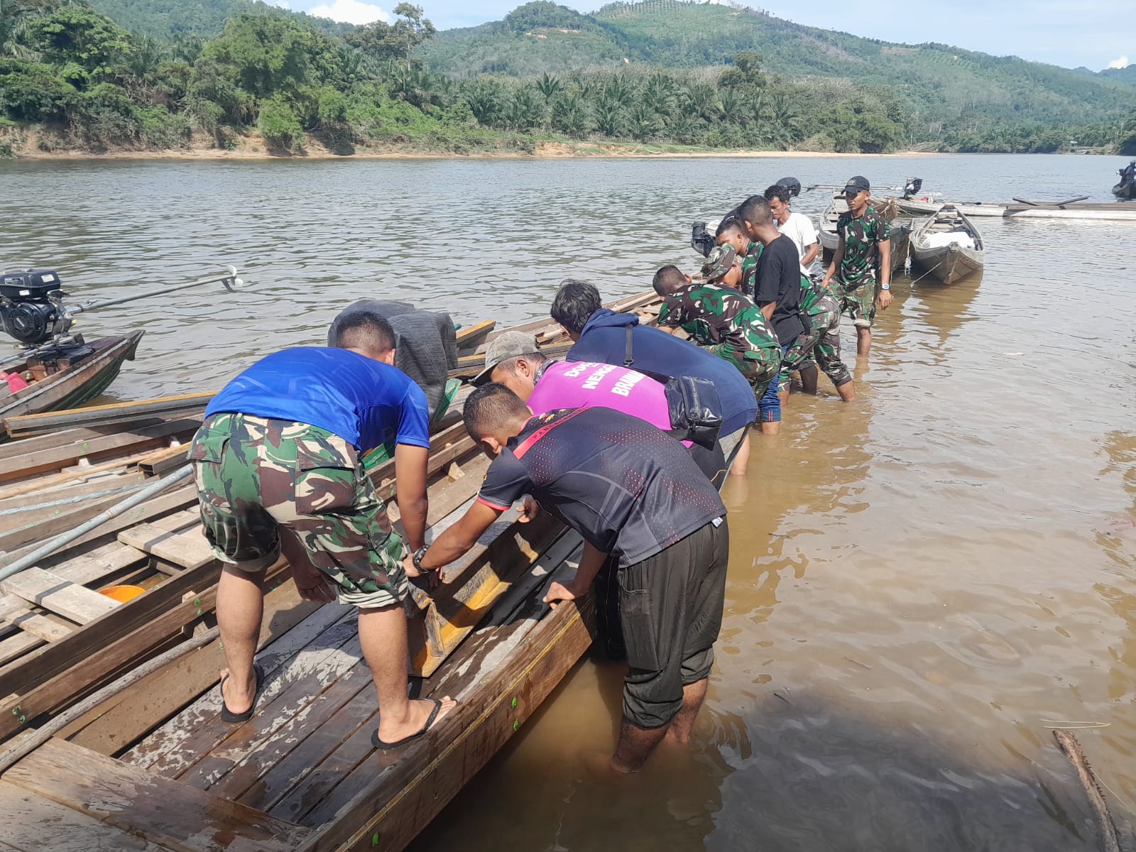 Tembus Arus Sungai Subayang, Material Besi Jembatan Gajah Bertalut Mendarat Aman di Lokasi