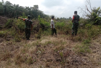Babinsa Laksanakan Sosialisasi di Kebun Masyarakat Cegah Kebakaran Hutan dan Lahan